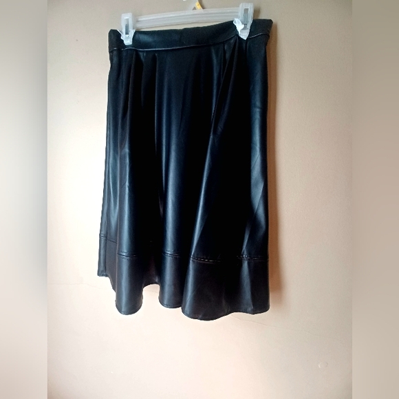 ELEGANT BLACK VEGAN LEATHER KNEE-LENGTH SKIRT-(NEW) - Picture 4 of 8